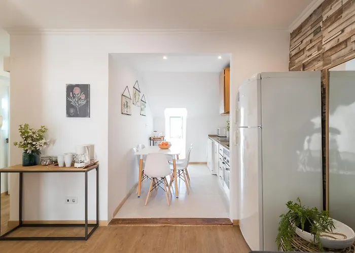 Апартаменты Rato Cozy 3br W/balcony - By Lu Holidays